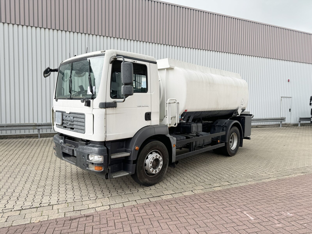 MAN TGM 18.280 4X2 BL TGM 18.280 4X2 BL, Esterer Tankaufbau ca. 13.910l, 2 Kammern - Xe bồn: hình 1 MAN TGM 18.280 4X2 BL TGM 18.280 4X2 BL, Esterer Tankaufbau ca. 13.910l, 2 Kammern - Xe bồn: hình 1
