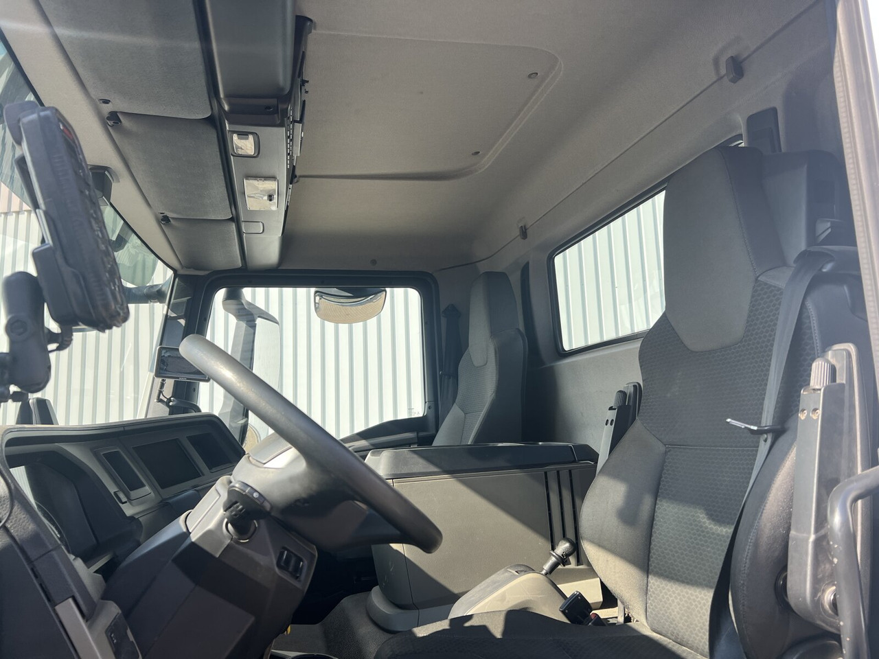 Interior photo 1: Xe tải chở thùng nhỏ MAN TGM 18.320 4x2 BL TGM 18.320 4x2 BL, Hiab Tele-Absetzanlage, Funk