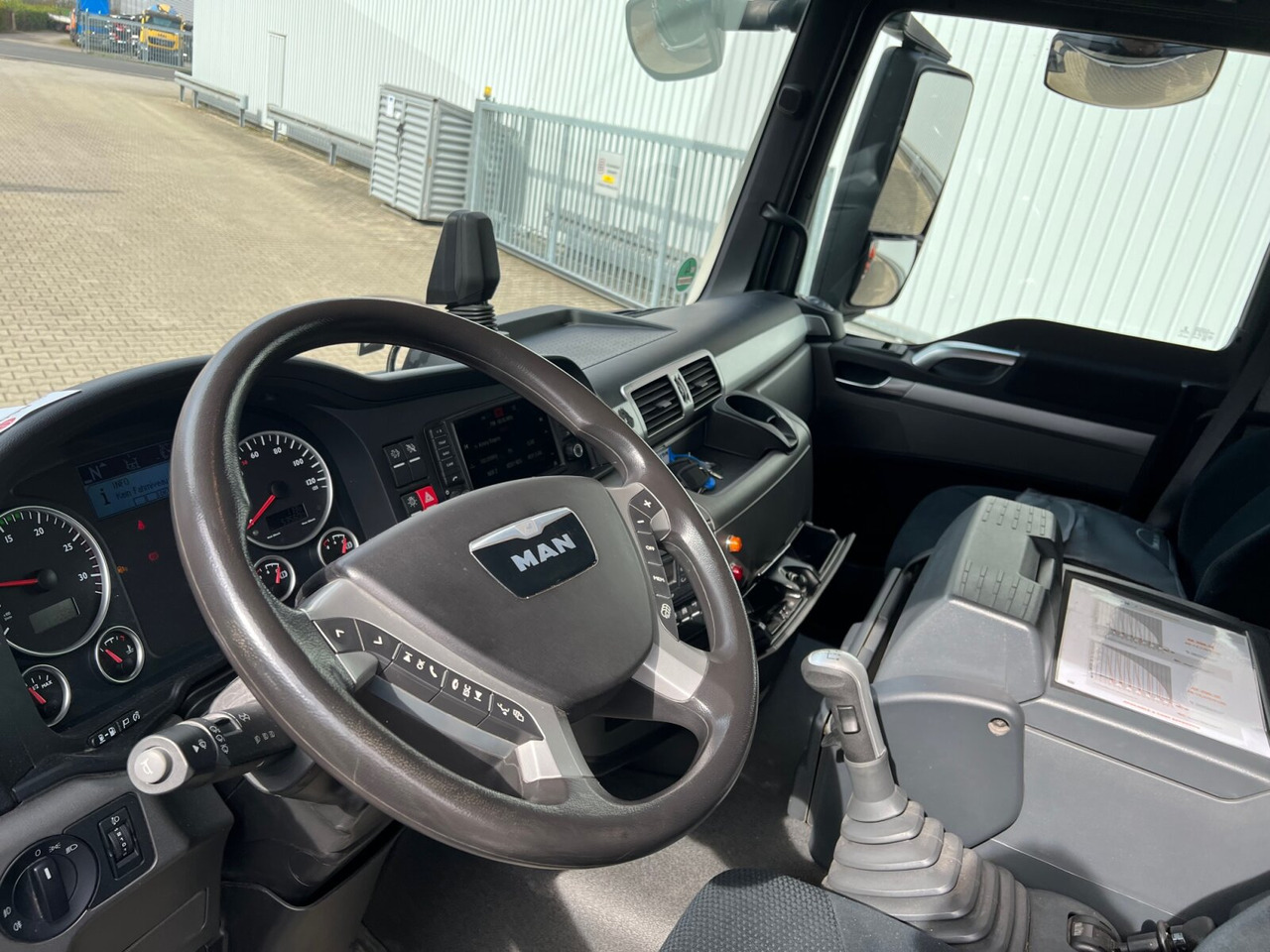 MAN TGS 26.360/400 6x2-4 BL TGS 26.360/400 6x2-4 BL, Lenk-/Lift, Kran Atlas AK 206.3E A5, Funk - Xe cẩu tự hành, Xe tải thùng lửng/ Phẳng: hình 3 MAN TGS 26.360/400 6x2-4 BL TGS 26.360/400 6x2-4 BL, Lenk-/Lift, Kran Atlas AK 206.3E A5, Funk - Xe cẩu tự hành, Xe tải thùng lửng/ Phẳng: hình 3