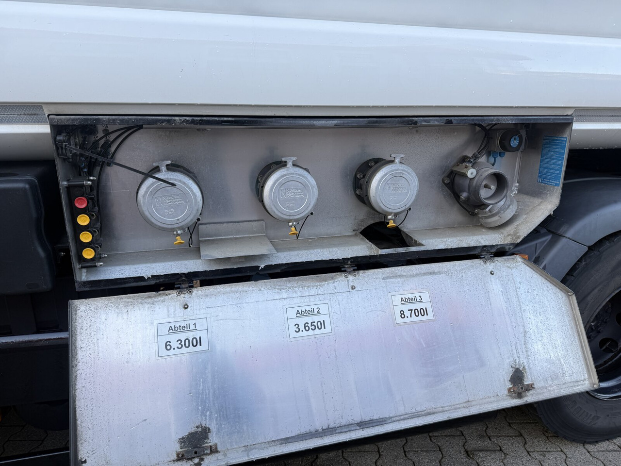 MAN TGS 26.440 6x2-4 BL TGS 26.440 6x2-4 BL, Lenk-/Liftachse, ADR, Esterer Tank ca. 20.340l, 3 Kammern - Xe bồn: hình 2 MAN TGS 26.440 6x2-4 BL TGS 26.440 6x2-4 BL, Lenk-/Liftachse, ADR, Esterer Tank ca. 20.340l, 3 Kammern - Xe bồn: hình 2