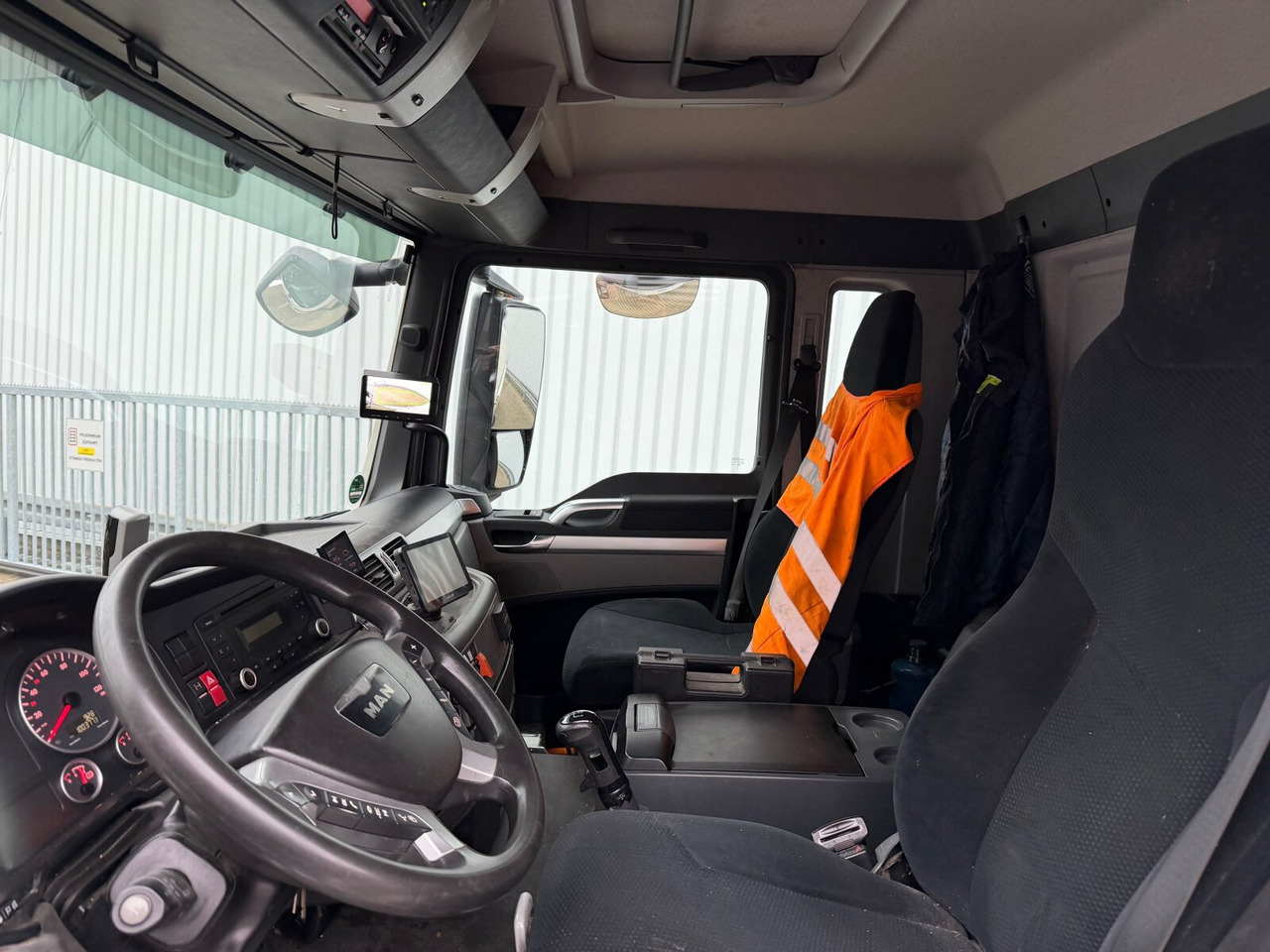 MAN TGS 26.440 6x2-4 BL TGS 26.440 6x2-4 BL, Lenk-/Liftachse, ADR, Esterer Tank ca. 20.340l, 3 Kammern - Xe bồn: hình 4 MAN TGS 26.440 6x2-4 BL TGS 26.440 6x2-4 BL, Lenk-/Liftachse, ADR, Esterer Tank ca. 20.340l, 3 Kammern - Xe bồn: hình 4