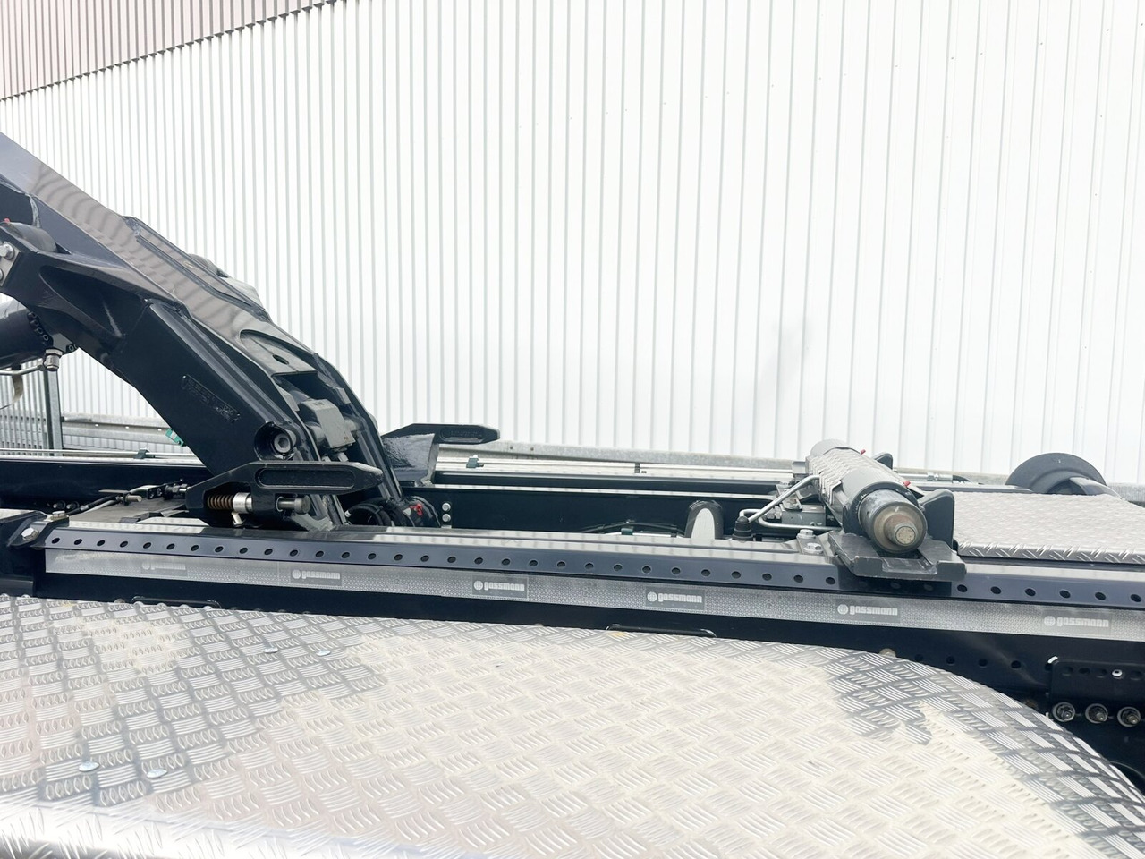 MAN TGS 35.480 8X4 BL TGS 35.480 8X4 BL, Intarder, Kran HMF 3220-K6, 4-fach Abstützung, Funk - Xe tải nâng móc, Xe cẩu tự hành: hình 5 MAN TGS 35.480 8X4 BL TGS 35.480 8X4 BL, Intarder, Kran HMF 3220-K6, 4-fach Abstützung, Funk - Xe tải nâng móc, Xe cẩu tự hành: hình 5