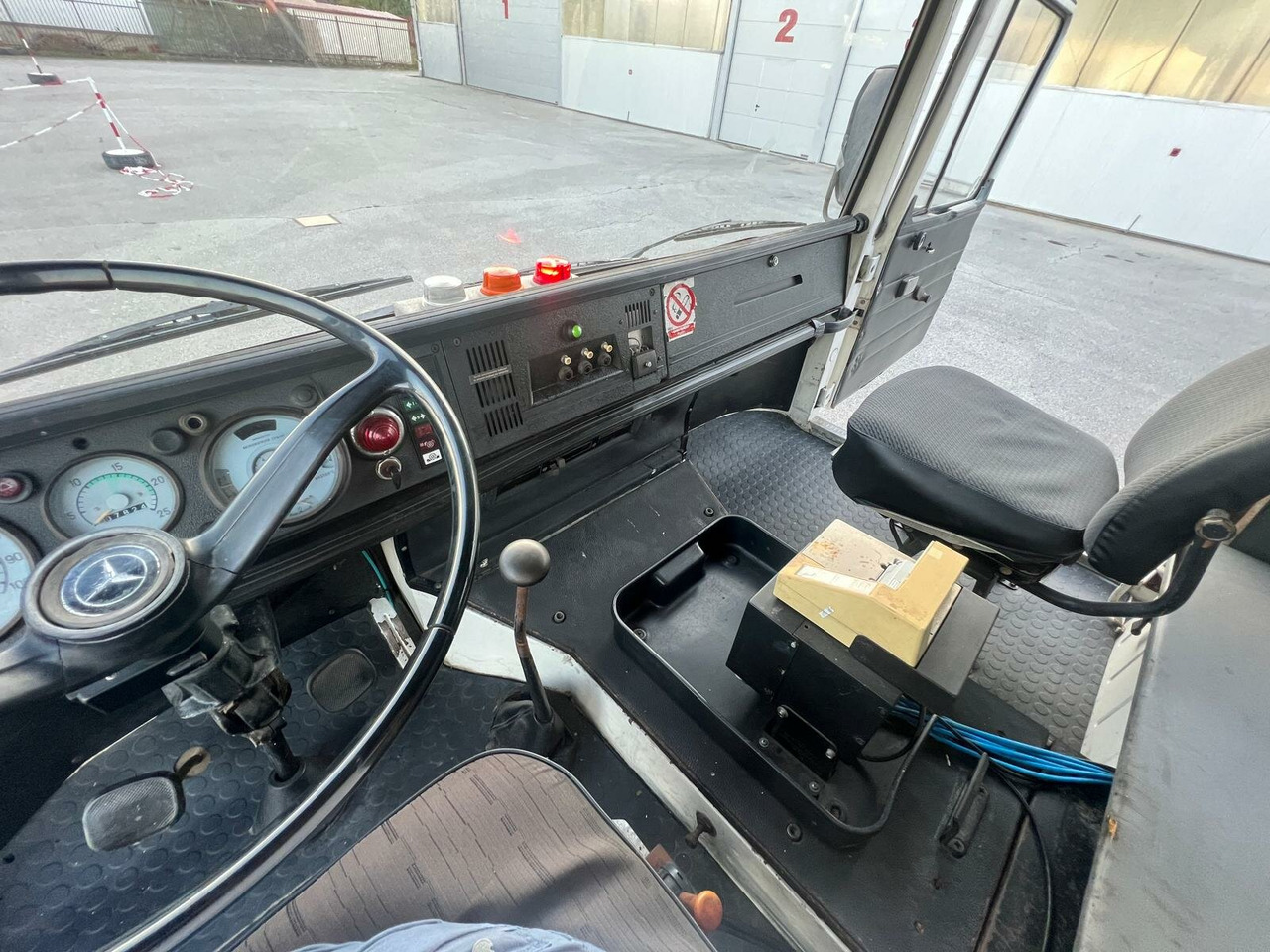 Xe bồn Mercedes-Benz 1923 4x2 Tankwagenzug für Kerosin 40.000l 1923 4x2 Tankwagenzug für Kerosin 40.000l: hình 15 Xe bồn Mercedes-Benz 1923 4x2 Tankwagenzug für Kerosin 40.000l 1923 4x2 Tankwagenzug für Kerosin 40.000l: hình 15