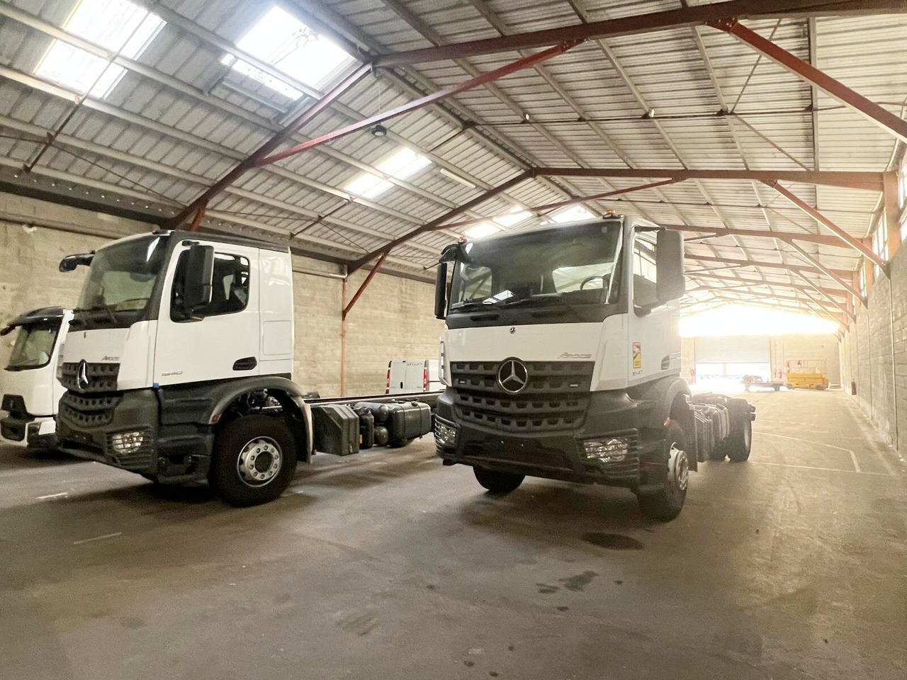 Mercedes-Benz Arocs 1840 K 4x2 Arocs 1840 K 4x2, MultimediaCockpit, 2x Nebenantrieb, NMV & Motorabtrieb - Xe tải khung gầm: hình 1 Mercedes-Benz Arocs 1840 K 4x2 Arocs 1840 K 4x2, MultimediaCockpit, 2x Nebenantrieb, NMV & Motorabtrieb - Xe tải khung gầm: hình 1