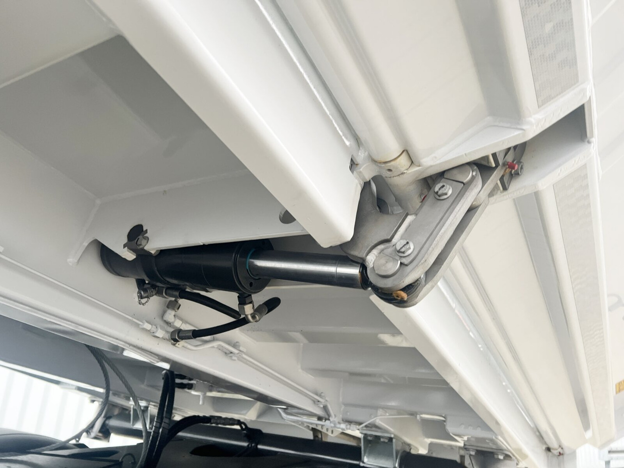 Xe ben mới Mercedes-Benz Arocs 2645 K 6x4 Arocs 2645 K 6x4, MultimediaCockpit, Bordmatik links: hình 14 Xe ben mới Mercedes-Benz Arocs 2645 K 6x4 Arocs 2645 K 6x4, MultimediaCockpit, Bordmatik links: hình 14