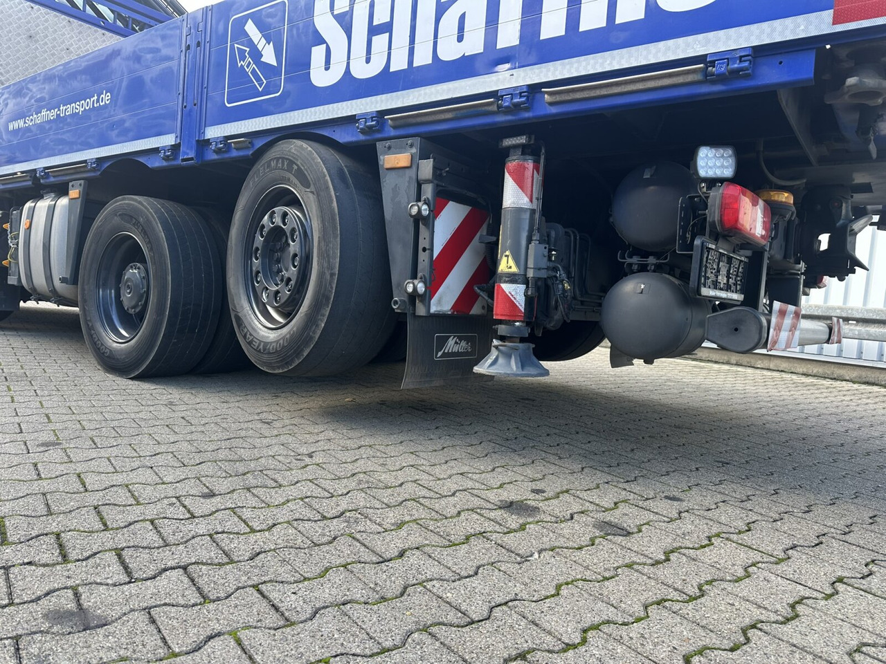 Mercedes-Benz Arocs 3245 L 8x2/6 Arocs 3245 L 8x2/6, Kran Fassi F 545 RA 2.26 XE, Jib, Funk, 29,7 m - 400 kg - Xe cẩu tự hành, Xe tải thùng lửng/ Phẳng: hình 4 Mercedes-Benz Arocs 3245 L 8x2/6 Arocs 3245 L 8x2/6, Kran Fassi F 545 RA 2.26 XE, Jib, Funk, 29,7 m - 400 kg - Xe cẩu tự hành, Xe tải thùng lửng/ Phẳng: hình 4