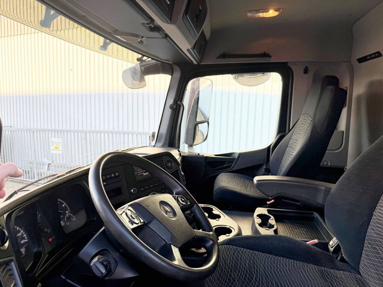 Mercedes-Benz Arocs 3351 AK 6x6 Arocs 3351 AK 6x6, Retarder, Grounder, Motorabtrieb, pneum. Heckklappenöffnung - Xe ben: hình 4 Mercedes-Benz Arocs 3351 AK 6x6 Arocs 3351 AK 6x6, Retarder, Grounder, Motorabtrieb, pneum. Heckklappenöffnung - Xe ben: hình 4