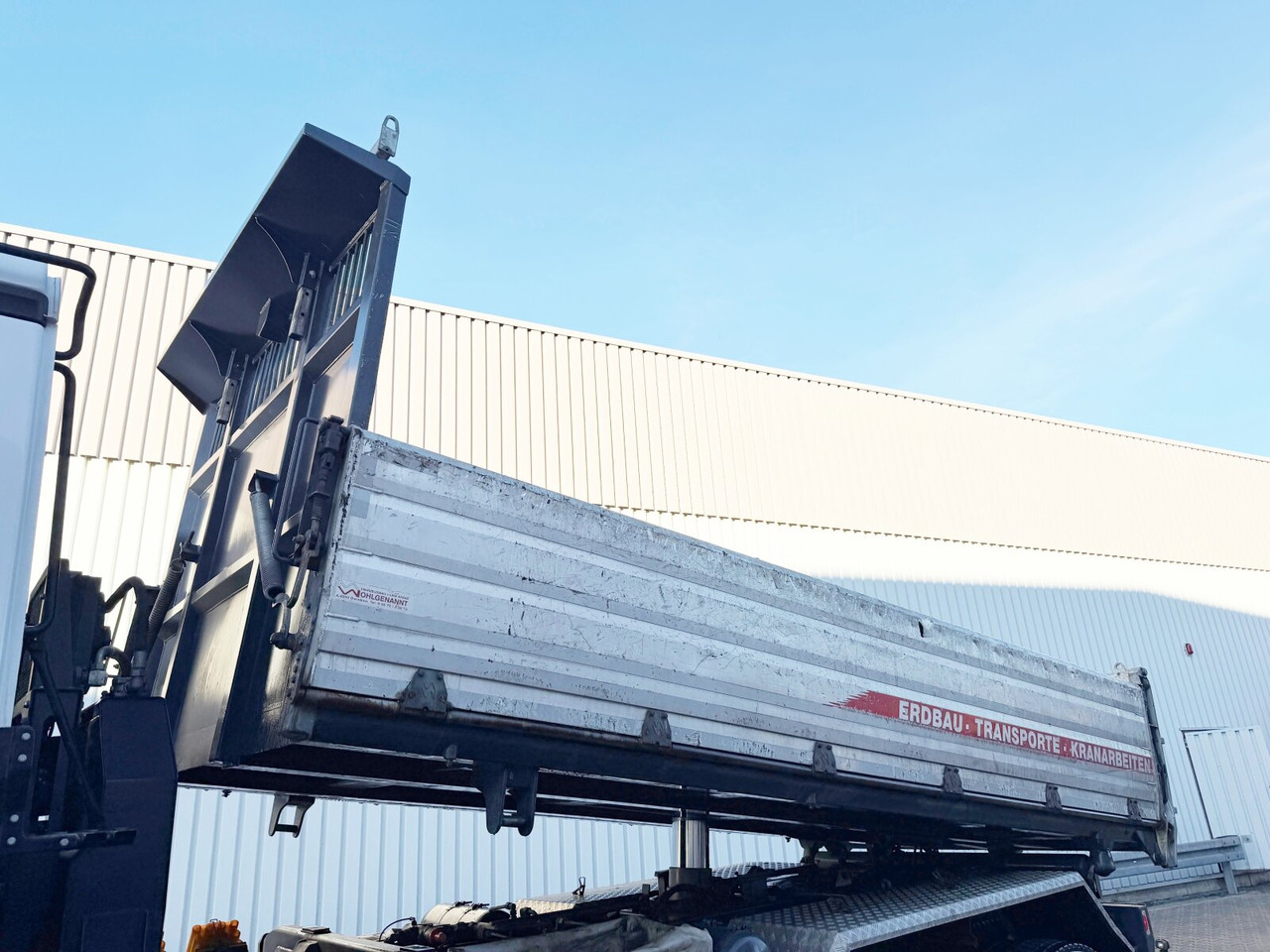 Mercedes-Benz Arocs 3351 AK 6x6 Arocs 3351 AK 6x6, Retarder, Grounder, Motorabtrieb, pneum. Heckklappenöffnung - Xe ben: hình 2 Mercedes-Benz Arocs 3351 AK 6x6 Arocs 3351 AK 6x6, Retarder, Grounder, Motorabtrieb, pneum. Heckklappenöffnung - Xe ben: hình 2