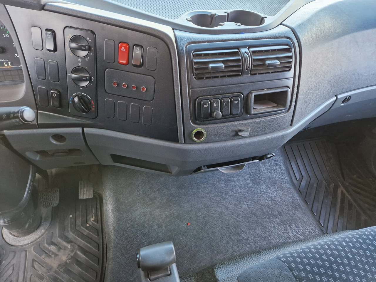 Mercedes-Benz Atego 1218 L 4x2 1218 L 4x2, Fassi Kran F 95A21 5.9m-1.545 kg, - Xe cẩu tự hành: hình 4 Mercedes-Benz Atego 1218 L 4x2 1218 L 4x2, Fassi Kran F 95A21 5.9m-1.545 kg, - Xe cẩu tự hành: hình 4