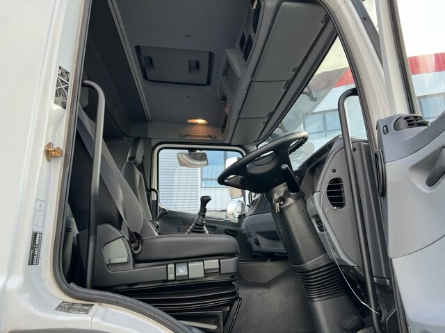 Interior photo 2: Cho thuê Mercedes-Benz Axor 2633 K 6x4 RHD Axor 2633 K 6x4 RHD Mercedes-Benz Axor 2633 K 6x4 RHD Axor 2633 K 6x4 RHD
