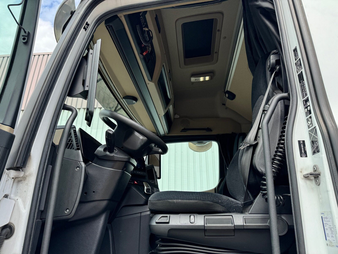 Interior photo 1: Xe đầu kéo Mercedes-Benz Actros 1848 LS 4x2 Actros 1848 LS 4x2, Vollumer, Retarder