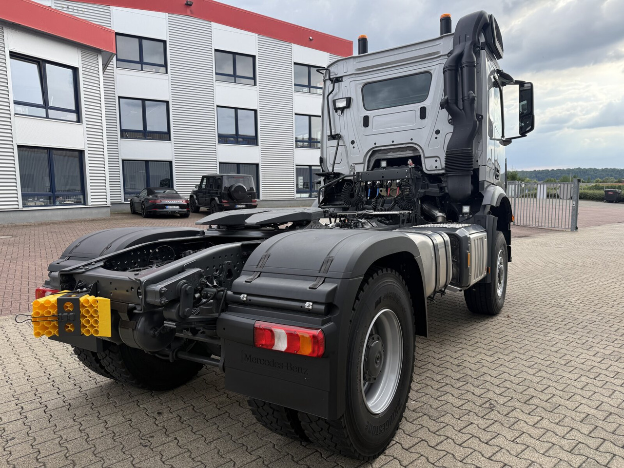 Xe đầu kéo mới Mercedes-Benz Arocs 1853 AS 4x4 Arocs 1853 AS 4x4, Retarder, MultimediaCockpit, Navi: hình 12 Xe đầu kéo mới Mercedes-Benz Arocs 1853 AS 4x4 Arocs 1853 AS 4x4, Retarder, MultimediaCockpit, Navi: hình 12