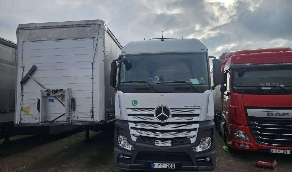 Mercedes-Benz 1845 - Xe đầu kéo: hình 3 Mercedes-Benz 1845 - Xe đầu kéo: hình 3