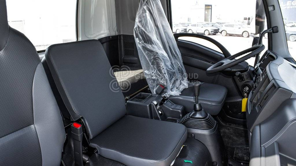 Interior photo 1: Xe tải khung gầm ISUZU 16 TON GVW SINGLE CAB 4×2 MEDIUM DUTY MY24