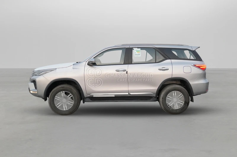 Toyota Fortuner 4x4 - SUV: hình 3 Toyota Fortuner 4x4 - SUV: hình 3