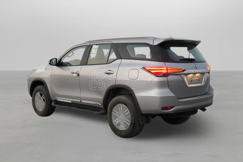 Toyota Fortuner 4x4 - SUV: hình 4 Toyota Fortuner 4x4 - SUV: hình 4