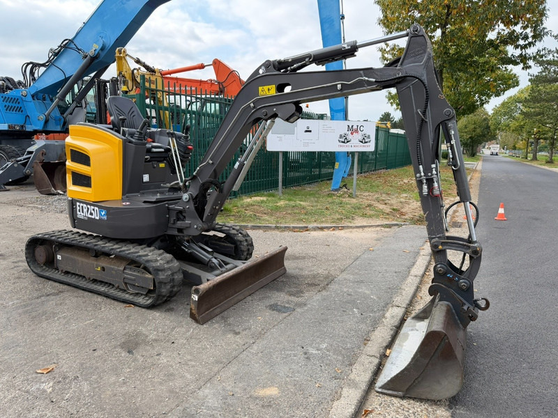 Volvo ECR25D 1159 UREN - SLOOP + SORTEERFUNCTIE - EXTRA HYDR. LEIDINGEN - HYDR SNELWISSEL - CE - BE MACHINE - Máy xúc mini: hình 1 Volvo ECR25D 1159 UREN - SLOOP + SORTEERFUNCTIE - EXTRA HYDR. LEIDINGEN - HYDR SNELWISSEL - CE - BE MACHINE - Máy xúc mini: hình 1