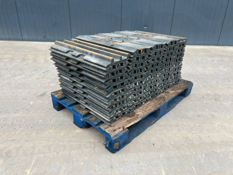 Hyundai R210 / R215 / R220 Shoes 3 Grouser 600mm - Khung/ Sườn cho Máy móc xây dựng: hình 1 Hyundai R210 / R215 / R220 Shoes 3 Grouser 600mm - Khung/ Sườn cho Máy móc xây dựng: hình 1