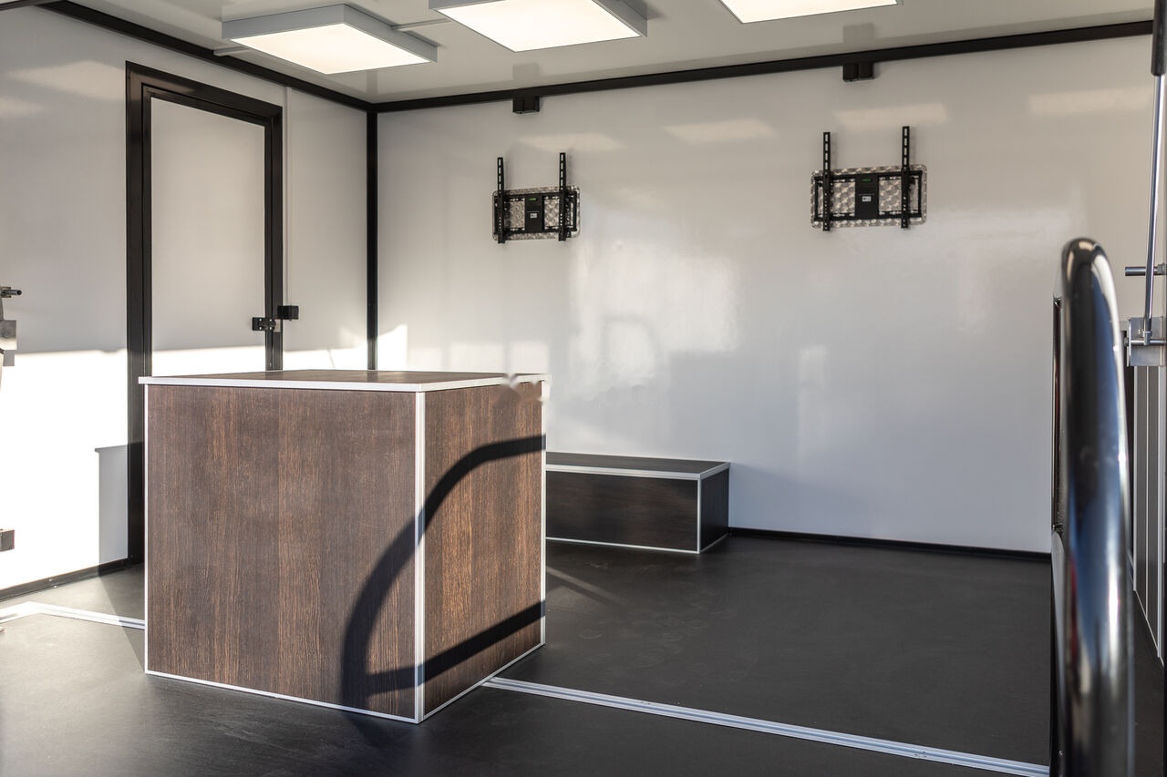 Interior photo 1: Xe tải bán hàng mới Bannert EVENT, SZKOLENIA TARGI