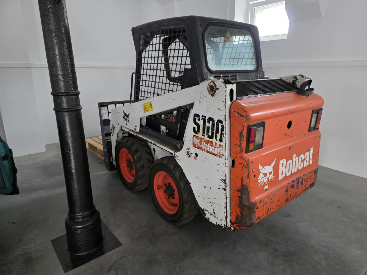 BOBCAT S100 - Máy xúc lật đa năng: hình 1 BOBCAT S100 - Máy xúc lật đa năng: hình 1