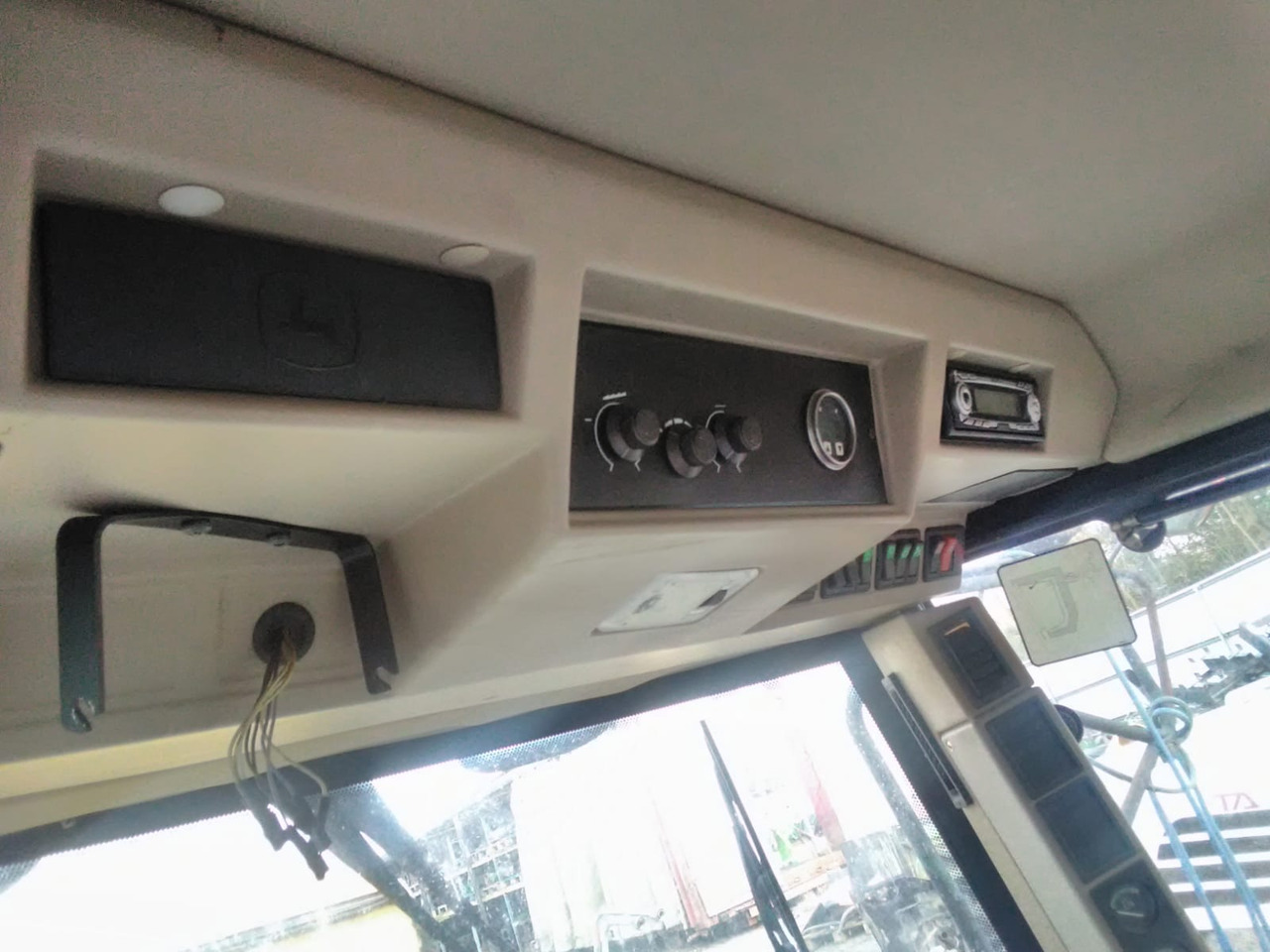 JOHN DEERE 1550 WTS - Cabin cho Máy gặt đập: hình 2 JOHN DEERE 1550 WTS - Cabin cho Máy gặt đập: hình 2