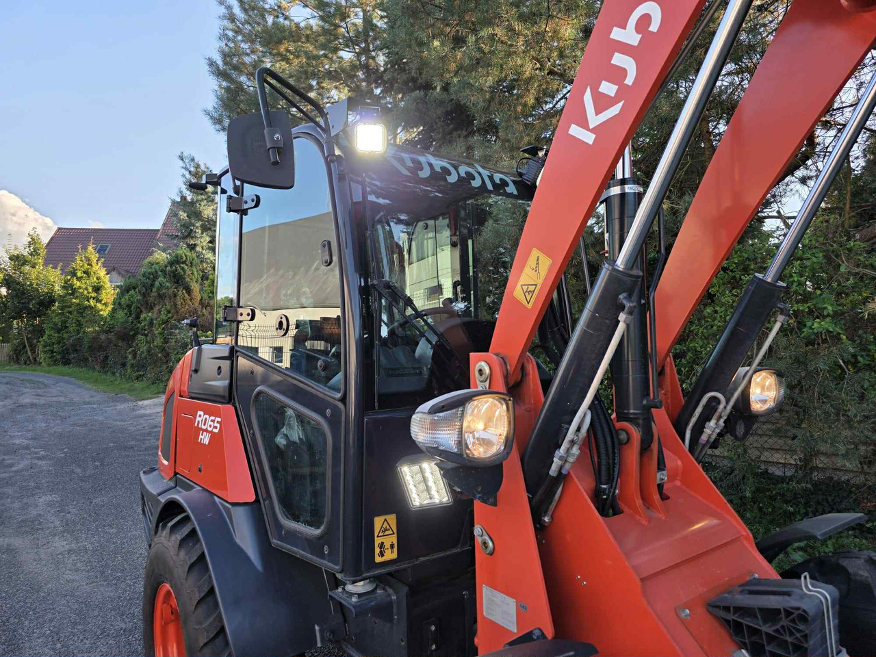 Kubota R065 HW - Máy xúc lật bánh lốp: hình 5 Kubota R065 HW - Máy xúc lật bánh lốp: hình 5