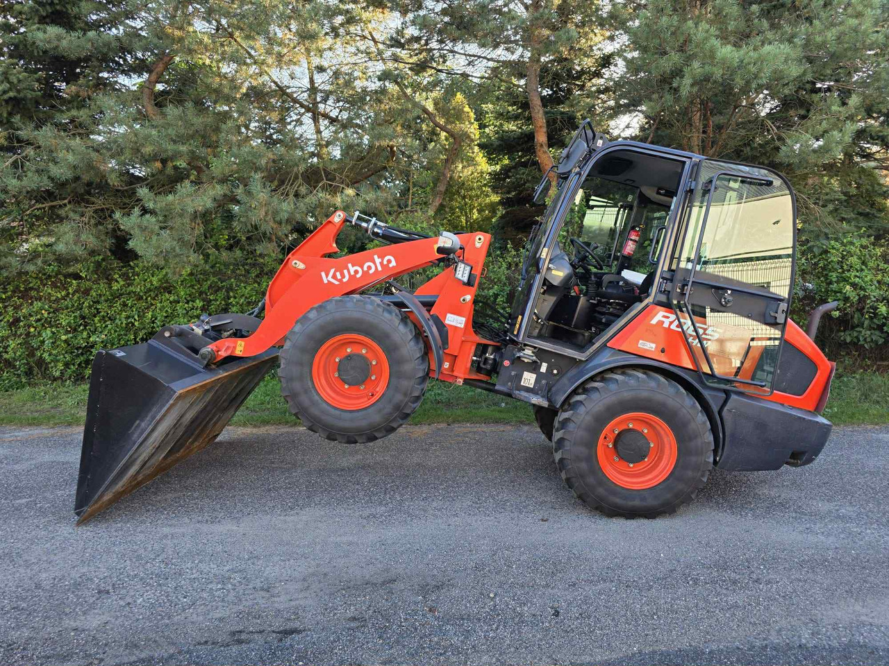 Kubota R065 HW - Máy xúc lật bánh lốp: hình 1 Kubota R065 HW - Máy xúc lật bánh lốp: hình 1