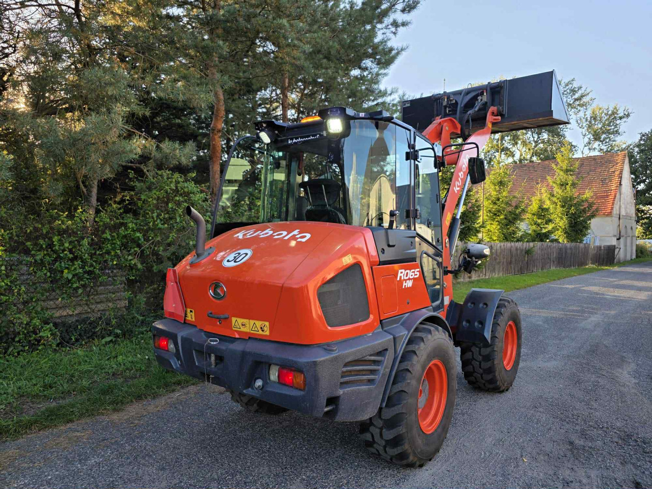 Kubota R065 HW - Máy xúc lật bánh lốp: hình 4 Kubota R065 HW - Máy xúc lật bánh lốp: hình 4