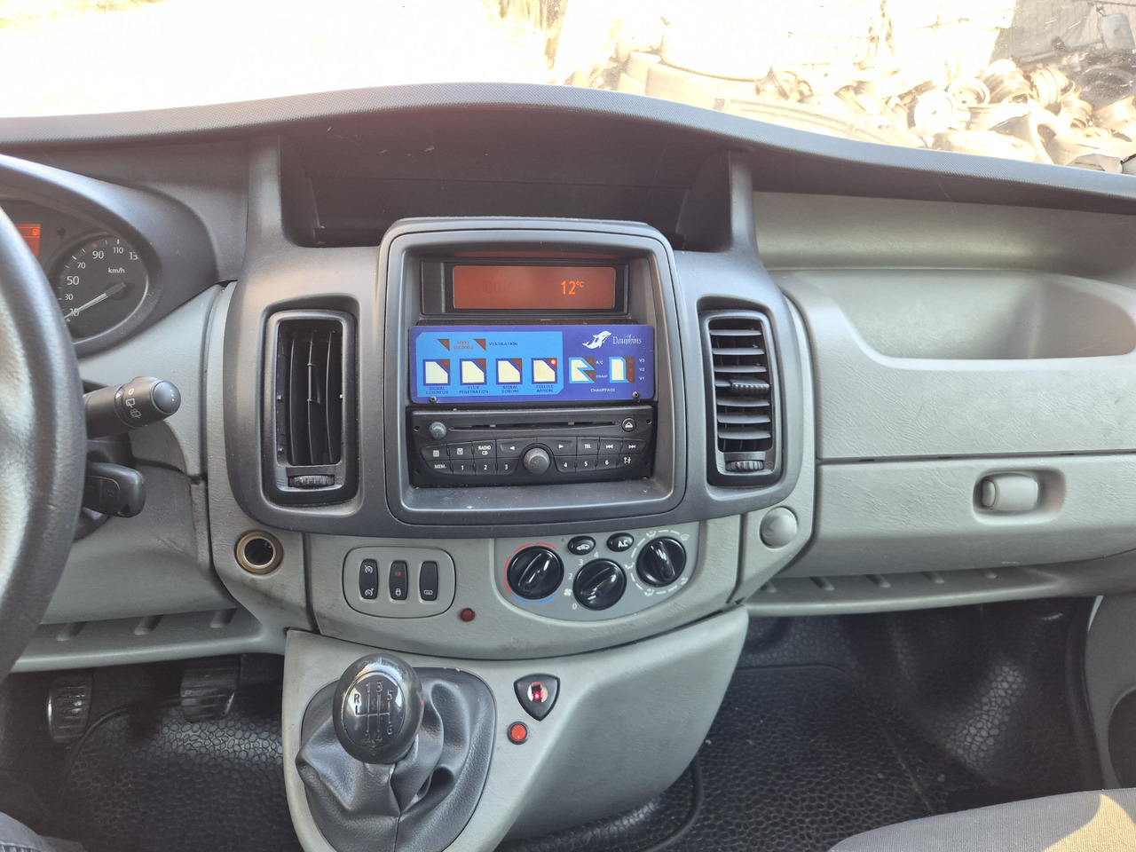 RENAULT Trafic 2.0 dCi 115 KM - Xe cứu thương: hình 3 RENAULT Trafic 2.0 dCi 115 KM - Xe cứu thương: hình 3