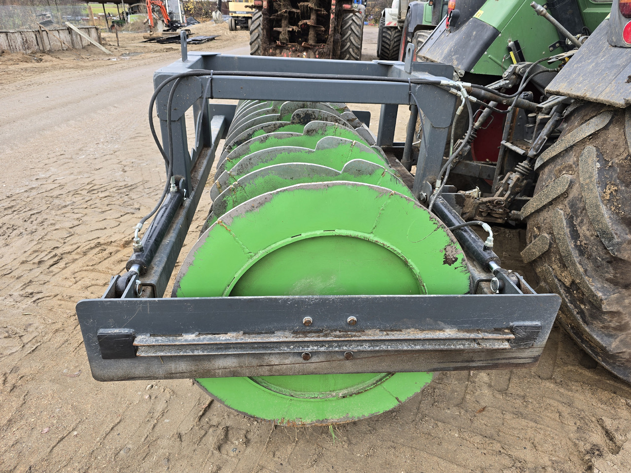 Wał hydraulicznie przesuwny do ugniatania pryzm 3 m / 2700 kg - Máy gặt đập thức ăn gia súc: hình 4 Wał hydraulicznie przesuwny do ugniatania pryzm 3 m / 2700 kg - Máy gặt đập thức ăn gia súc: hình 4