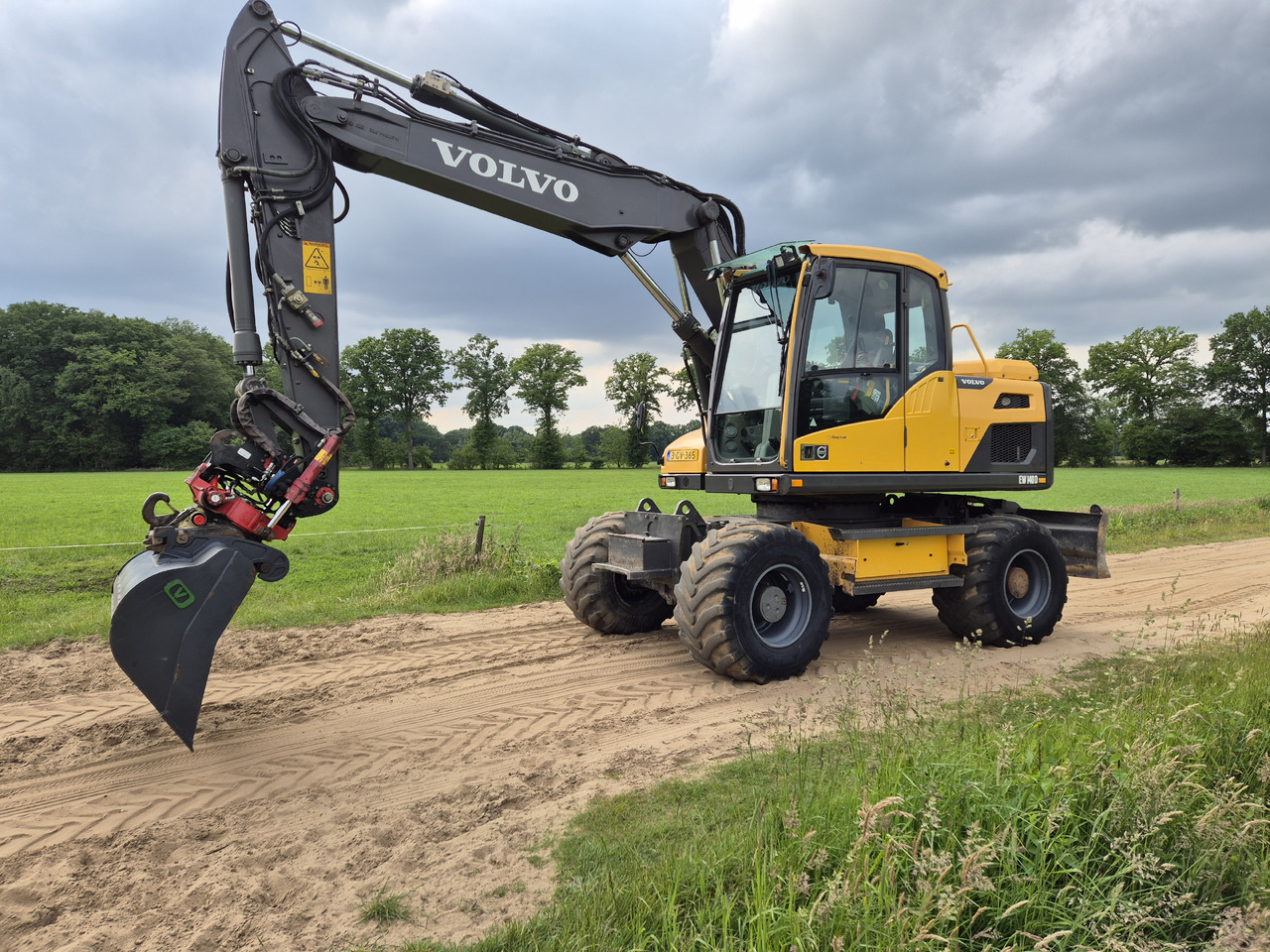 VOLVO EW 140 D Rototilt - Máy xúc bánh lốp: hình 1 VOLVO EW 140 D Rototilt - Máy xúc bánh lốp: hình 1