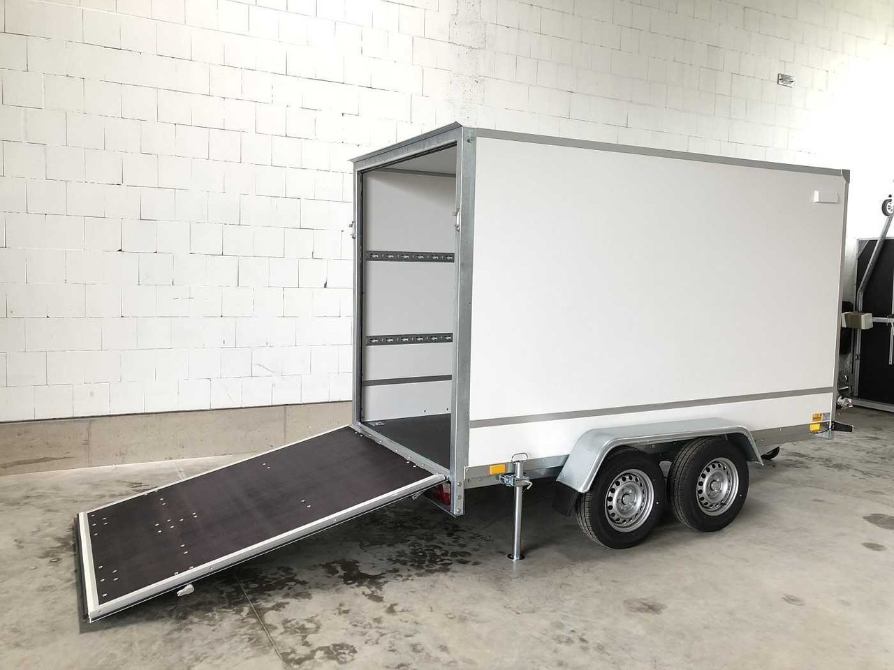 BLYSS F2030HTD Rampe Kofferanhänger - Rơ moóc hộp kín: hình 1 BLYSS F2030HTD Rampe Kofferanhänger - Rơ moóc hộp kín: hình 1