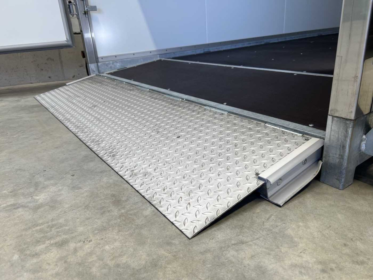 VEZEKO Husky FB K 35.40 EP Tür Kofferanhänger Absenker - Rơ moóc hộp kín: hình 3 VEZEKO Husky FB K 35.40 EP Tür Kofferanhänger Absenker - Rơ moóc hộp kín: hình 3