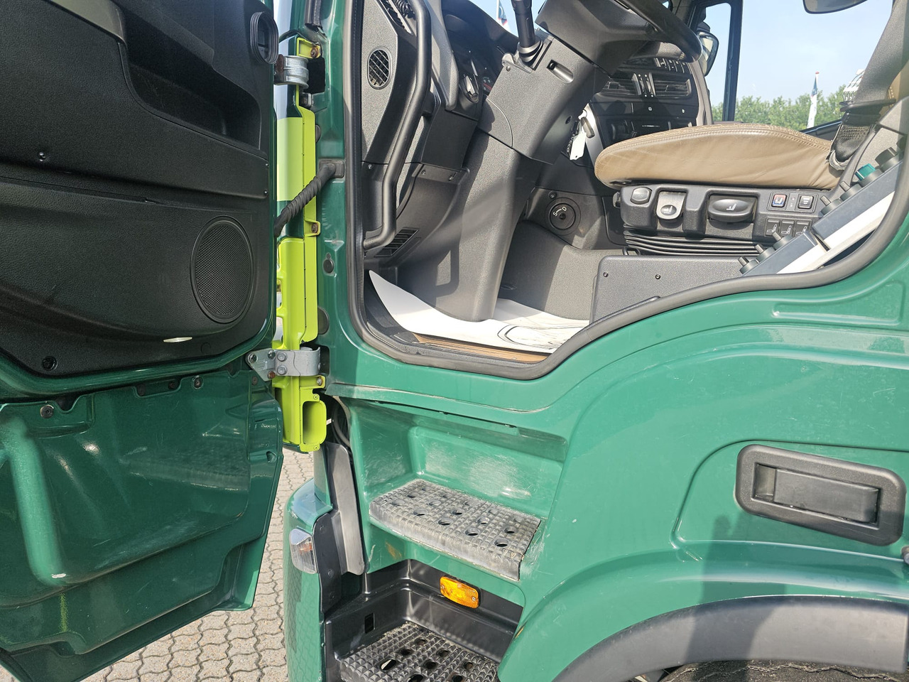 Xe chở container/ Xe tải hoán đổi thân, Xe cẩu tự hành Iveco Stralis 560 6x4: hình 37