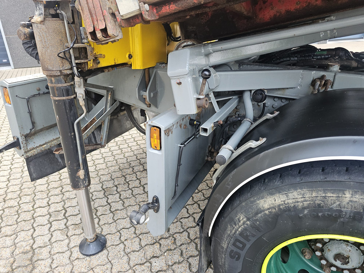 Xe chở container/ Xe tải hoán đổi thân, Xe cẩu tự hành Iveco Stralis 560 6x4: hình 18