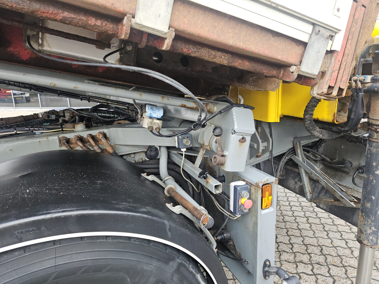 Xe chở container/ Xe tải hoán đổi thân, Xe cẩu tự hành Iveco Stralis 560 6x4: hình 23