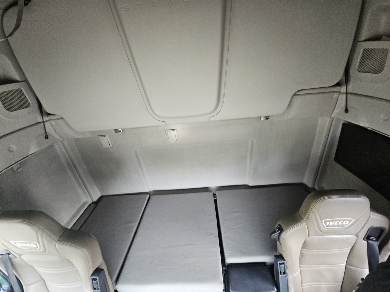 Xe chở container/ Xe tải hoán đổi thân, Xe cẩu tự hành Iveco Stralis 560 6x4: hình 40