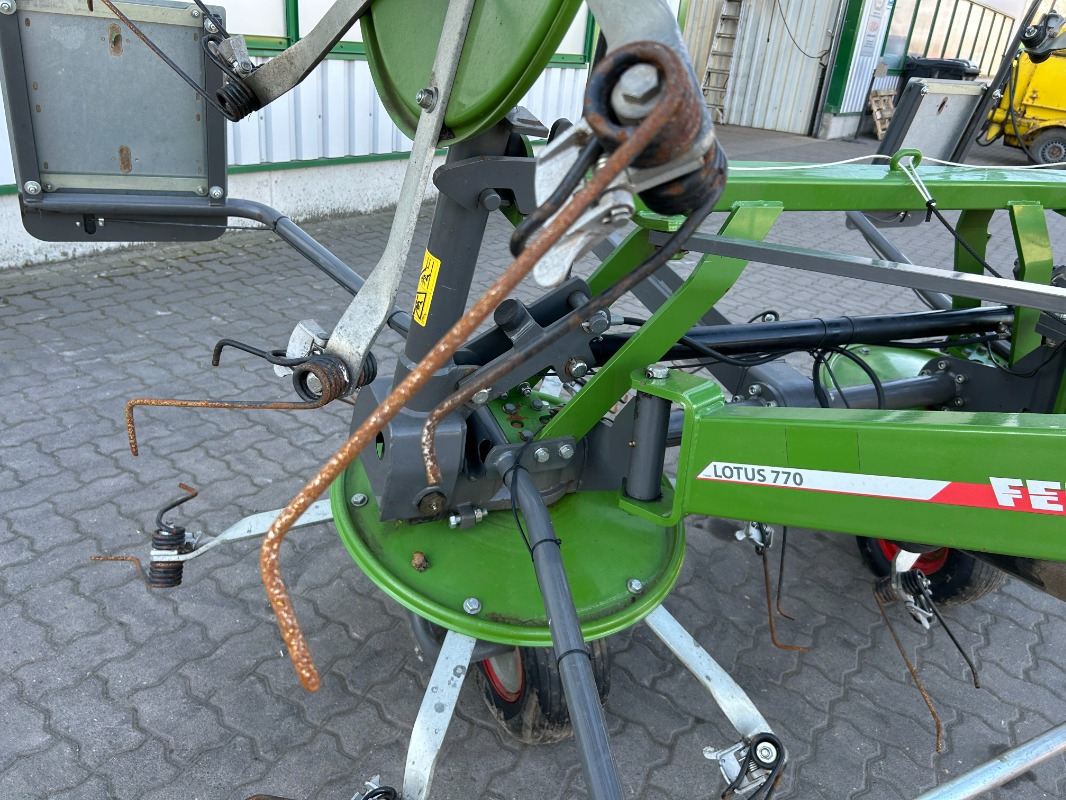 Fendt Lotus 770 - Dàn trải/ Cào: hình 2 Fendt Lotus 770 - Dàn trải/ Cào: hình 2
