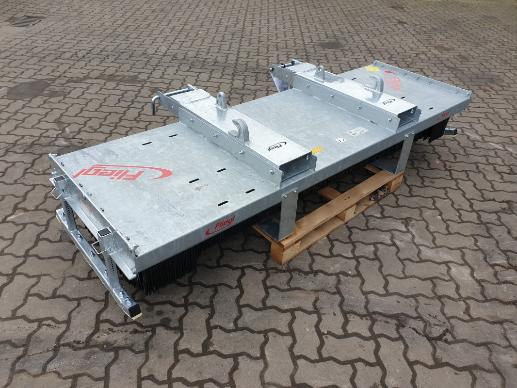 Fliegl Kehrbesen Löwe 3,00m* - Máy cắt cỏ: hình 4 Fliegl Kehrbesen Löwe 3,00m* - Máy cắt cỏ: hình 4