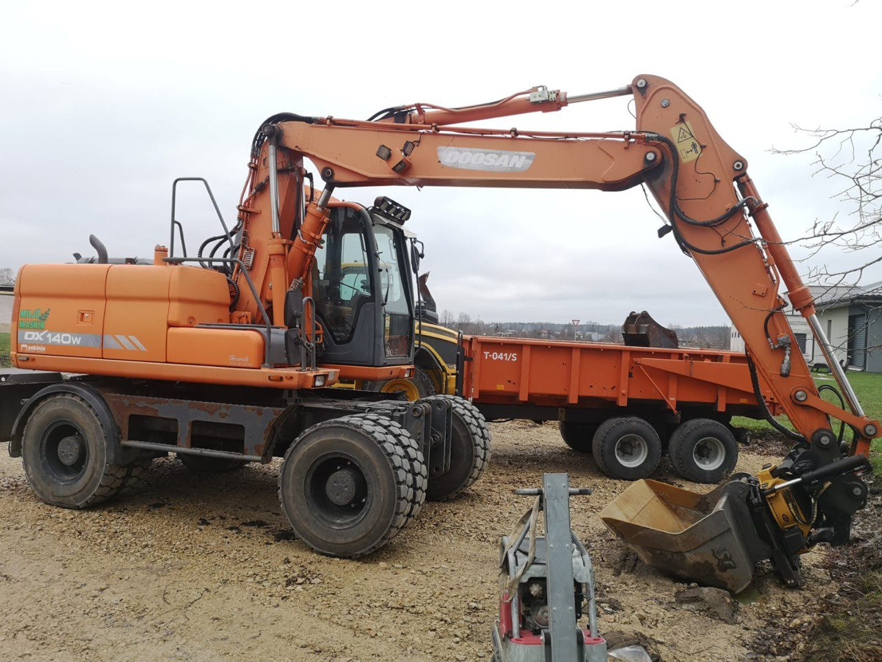 Doosan DX 140 - Máy xúc bánh lốp: hình 3 Doosan DX 140 - Máy xúc bánh lốp: hình 3