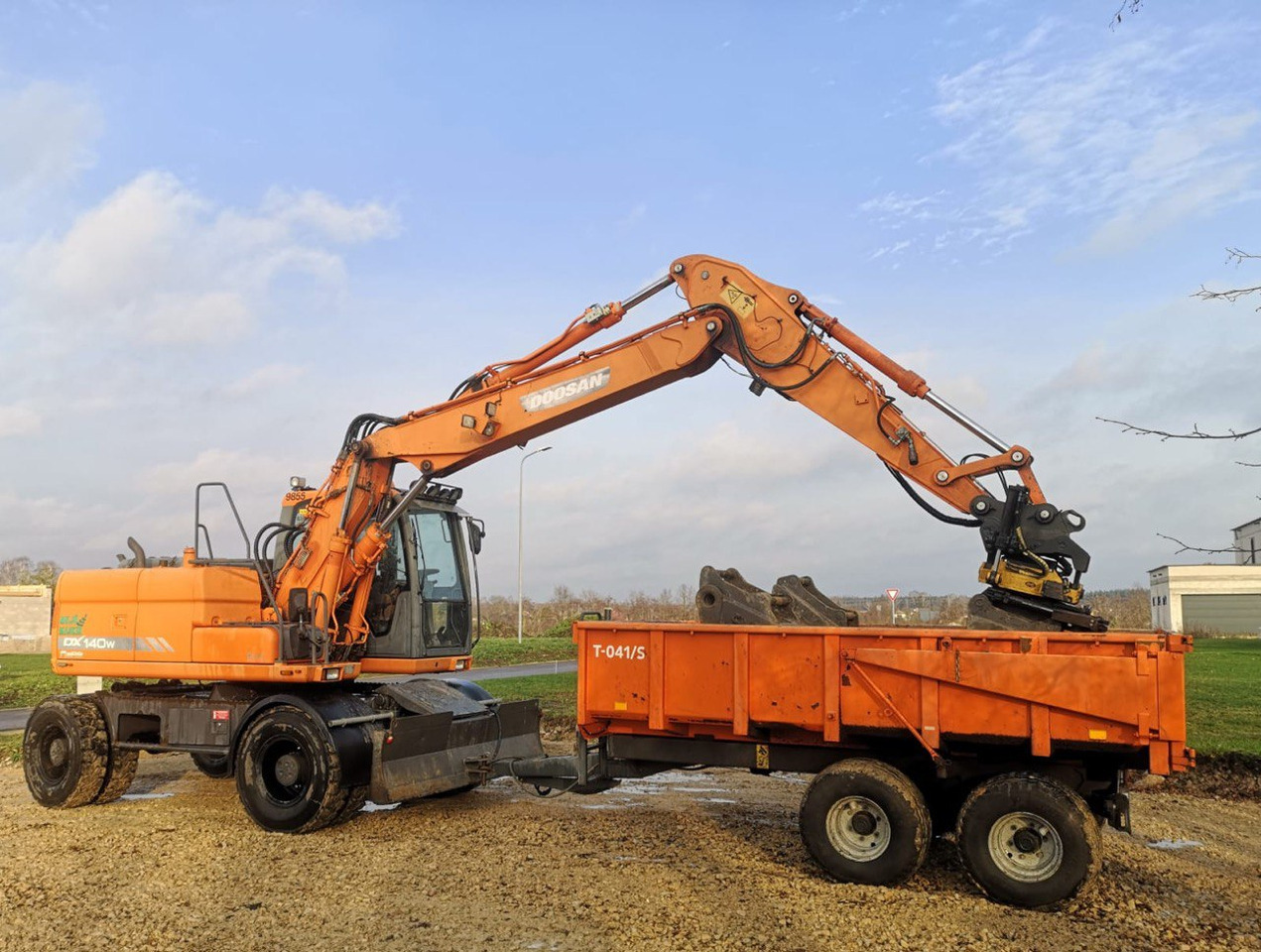 Doosan DX 140 - Máy xúc bánh lốp: hình 1 Doosan DX 140 - Máy xúc bánh lốp: hình 1