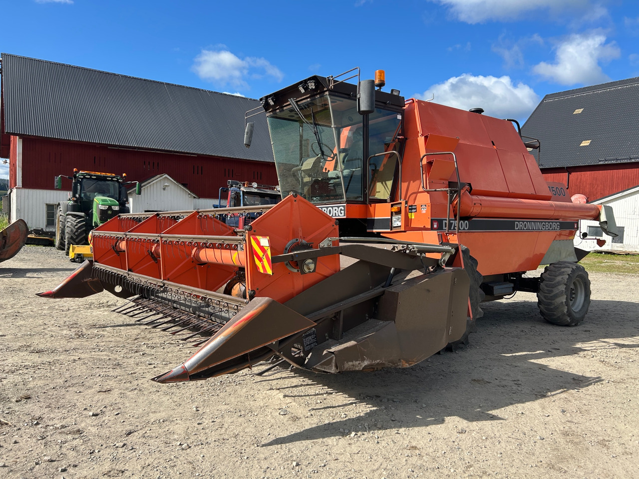 Dronningborg D 7500 - Máy gặt đập: hình 1 Dronningborg D 7500 - Máy gặt đập: hình 1