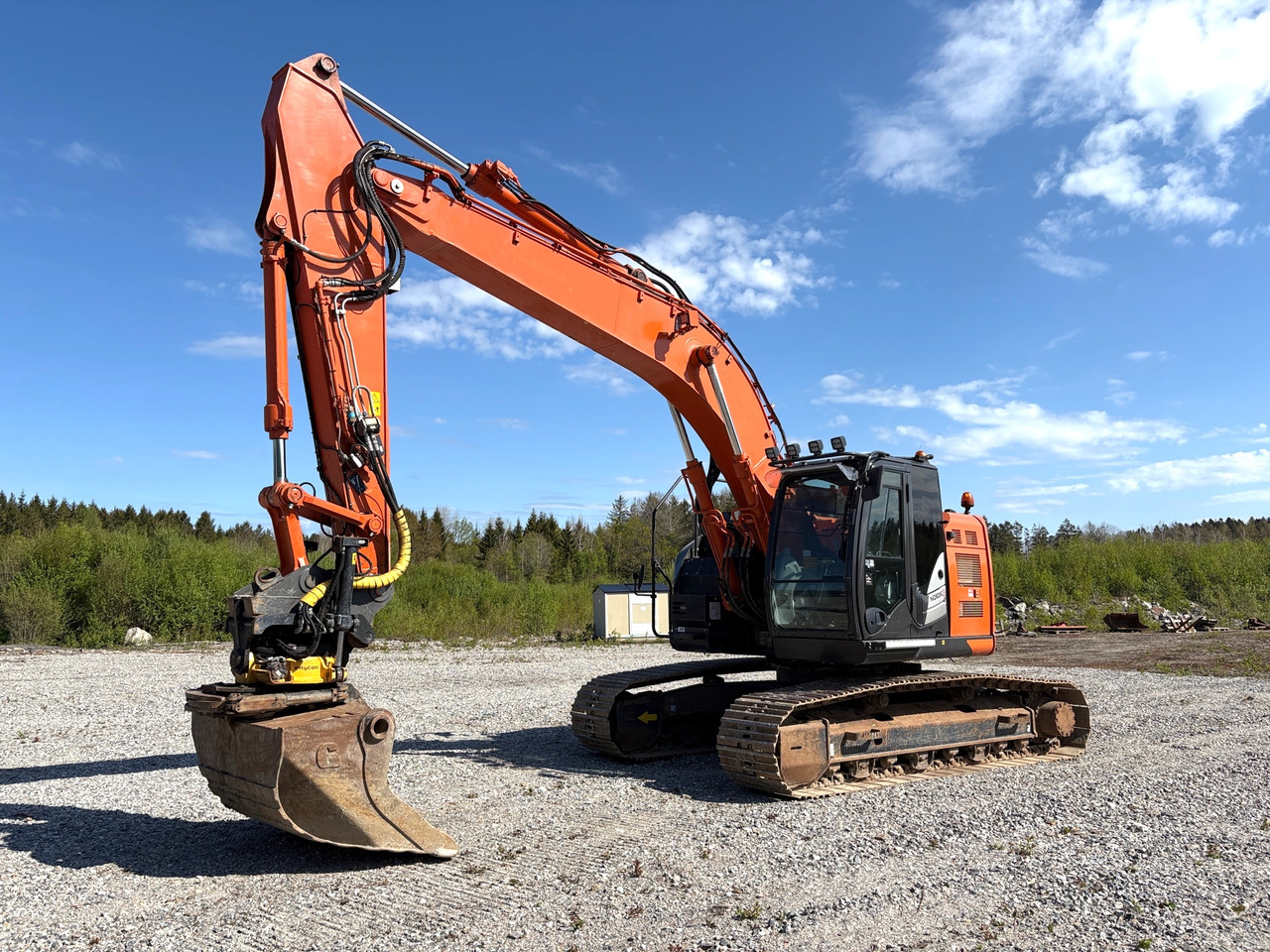Hitachi ZX225USLC-6 - Máy xúc: hình 1 Hitachi ZX225USLC-6 - Máy xúc: hình 1