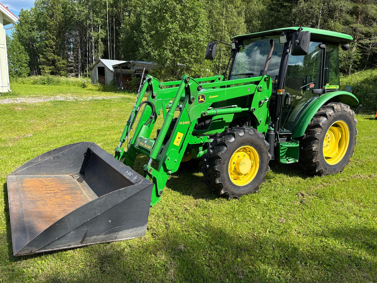 John Deere 5065E - Máy cày: hình 1 John Deere 5065E - Máy cày: hình 1