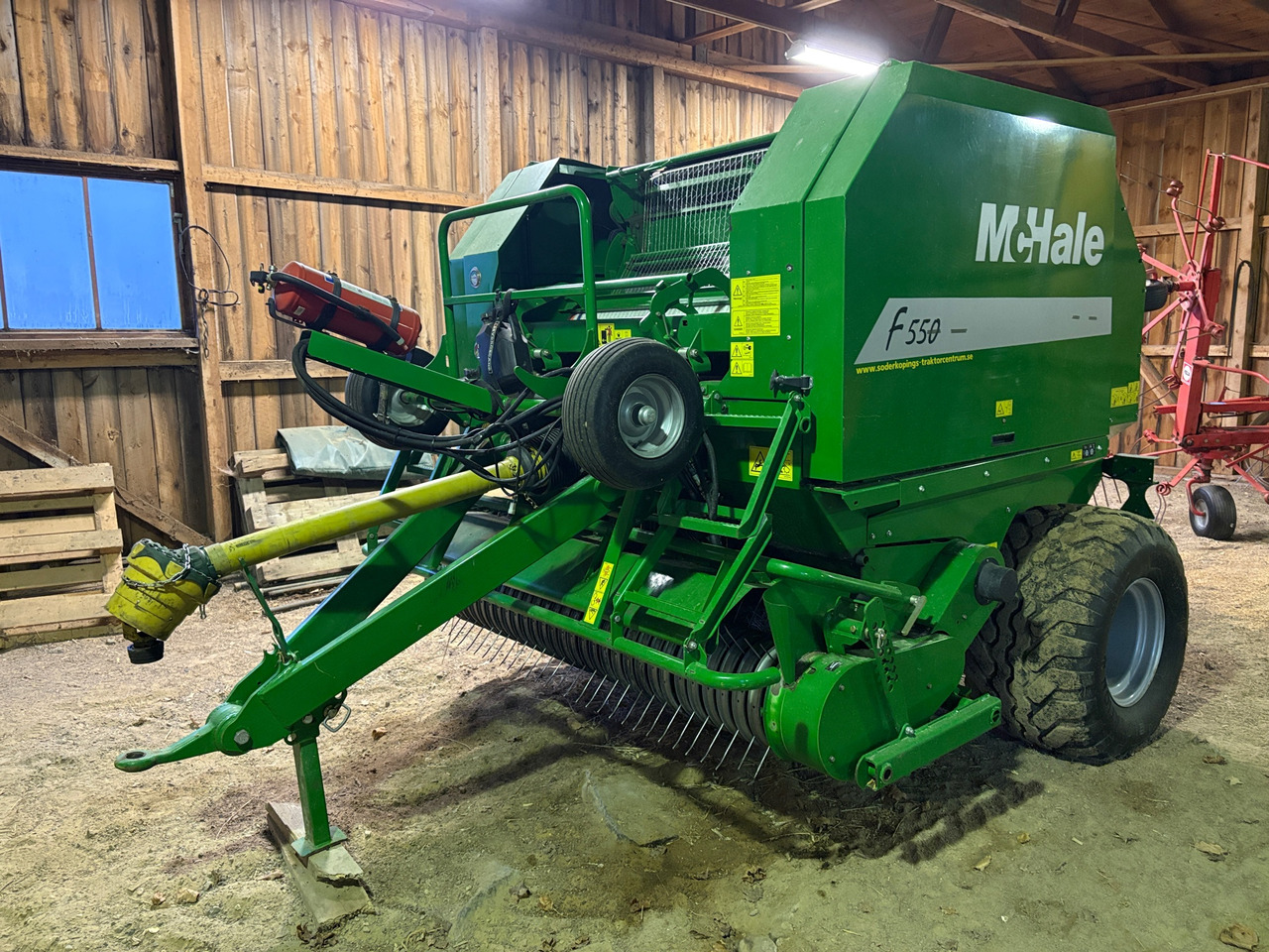 McHale F550 - Máy đóng kiện tròn: hình 1 McHale F550 - Máy đóng kiện tròn: hình 1
