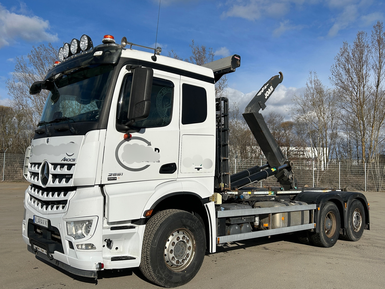 Mercedes Arocs 2551 - Xe tải nâng móc: hình 1 Mercedes Arocs 2551 - Xe tải nâng móc: hình 1