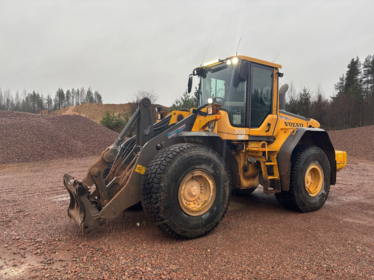Volvo L120F - Máy xúc lật bánh lốp: hình 1 Volvo L120F - Máy xúc lật bánh lốp: hình 1