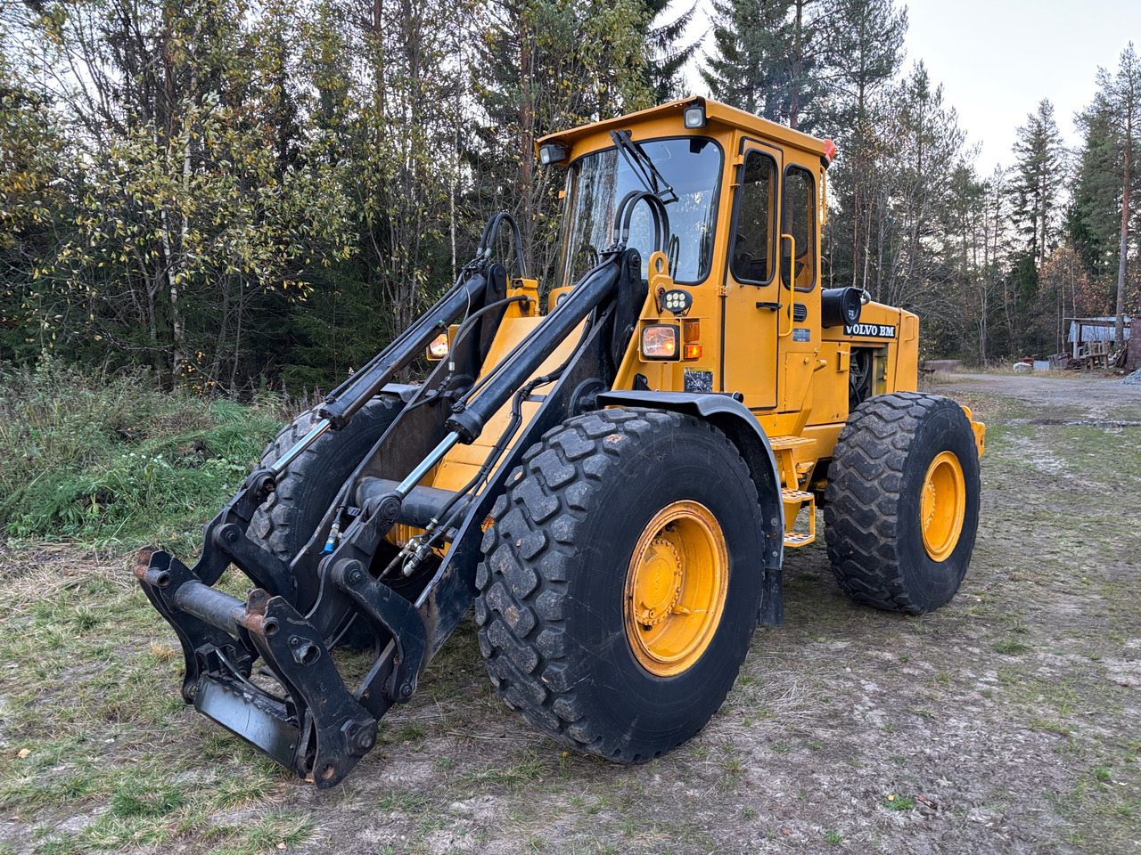 Volvo L70 - Máy xúc lật bánh lốp: hình 1 Volvo L70 - Máy xúc lật bánh lốp: hình 1