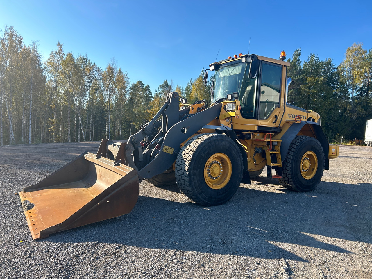 Volvo L70F - Máy xúc lật bánh lốp: hình 1 Volvo L70F - Máy xúc lật bánh lốp: hình 1