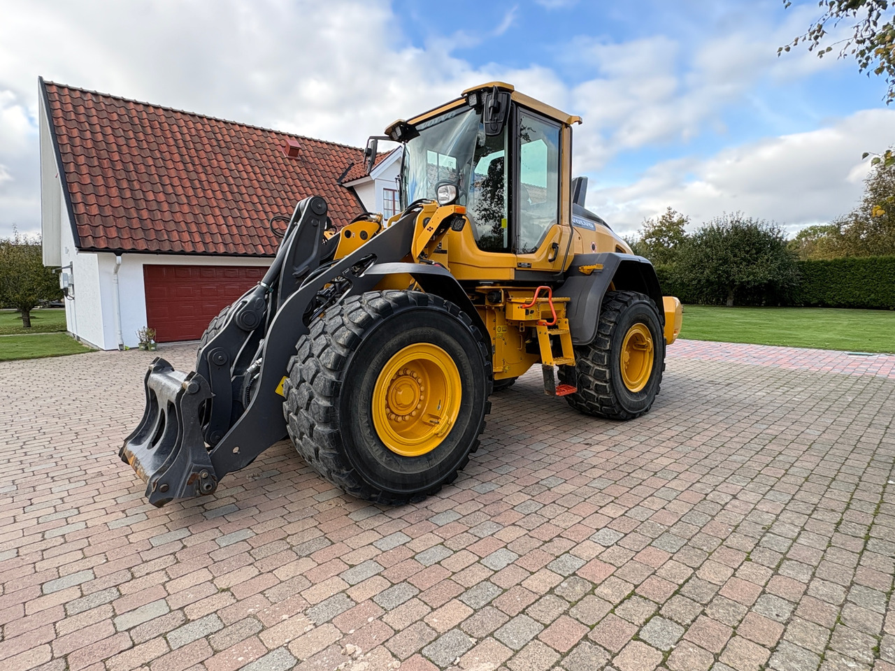 Volvo L90H - Máy xúc lật bánh lốp: hình 1 Volvo L90H - Máy xúc lật bánh lốp: hình 1